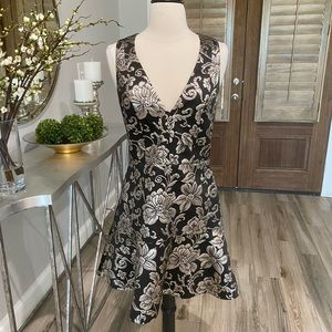 NWOT. Alice + Olivia Flounce Dress, Black/Silver size 4